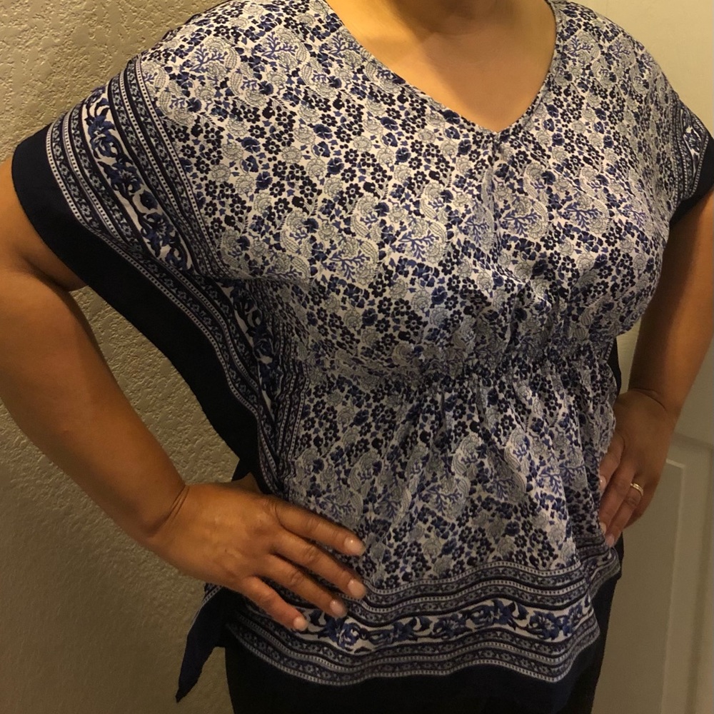 Ladies top - Passports Colors: Blue, Green, White